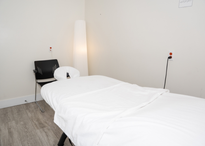 Clinic-Interior-04-treatment-table-500x700-Aldergrove-Physiotherapy-and-Rehabilitation-Centre-Aldergrove-BC